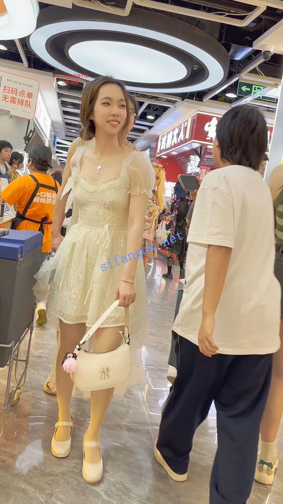 【KFC】婚纱裙靓女和猥琐男友·裙子遮住屁股放心穿了骚窄内【1V】【664M】